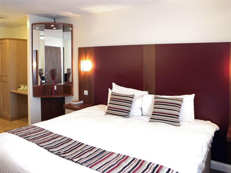 Mercure Swindon East Hotel And Spa Экстерьер фото